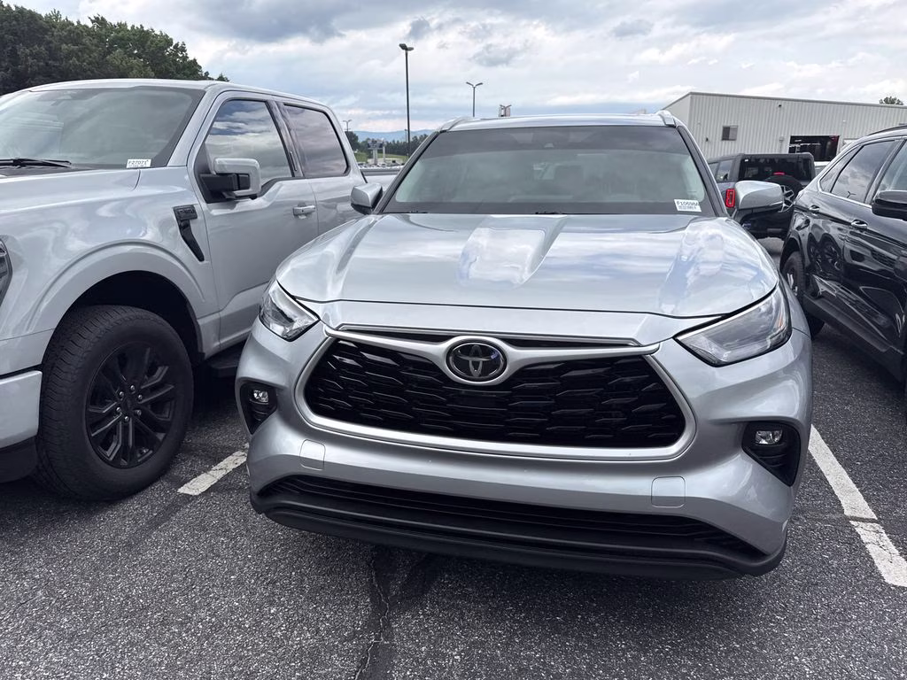 2022 Celestial Silver Metallic Toyota Highlander XLE AWD SUV