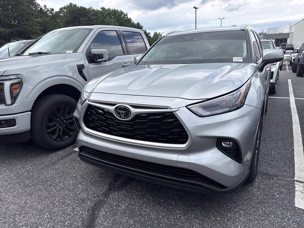 2022 Celestial Silver Metallic Toyota Highlander XLE AWD SUV