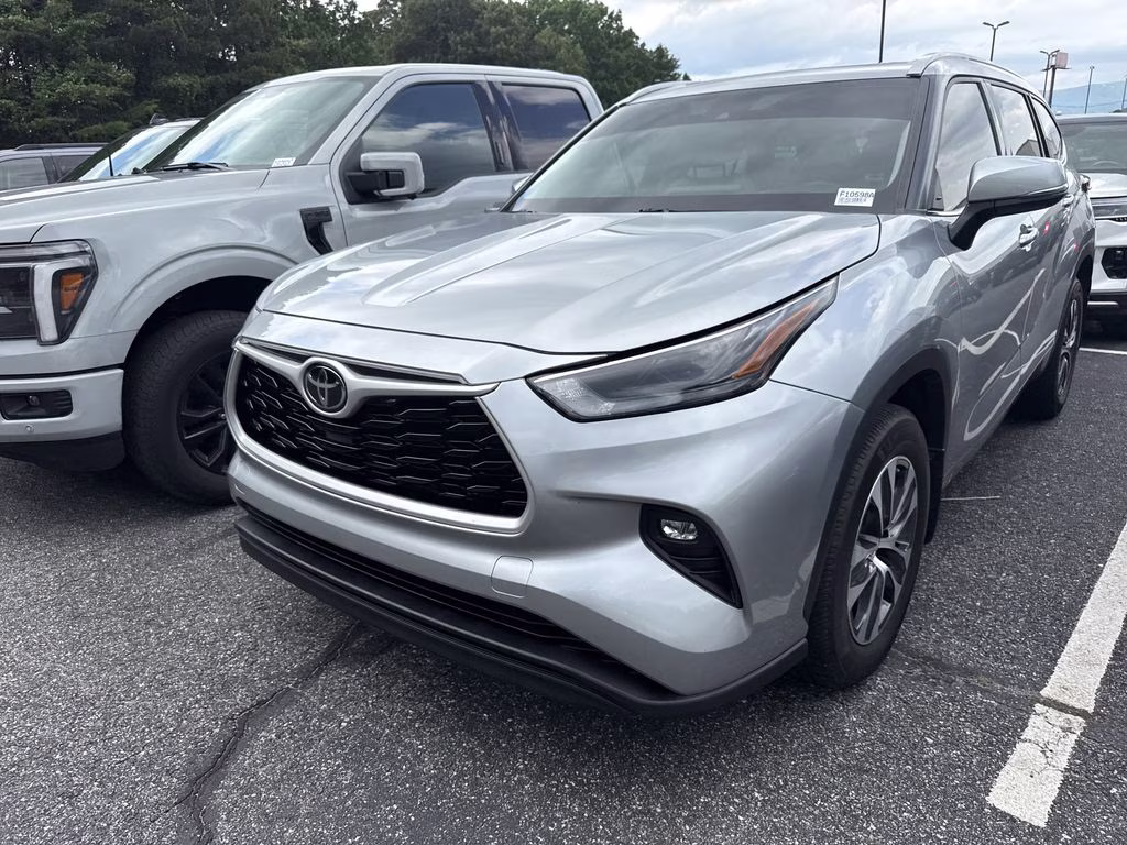 2022 Celestial Silver Metallic Toyota Highlander XLE AWD SUV