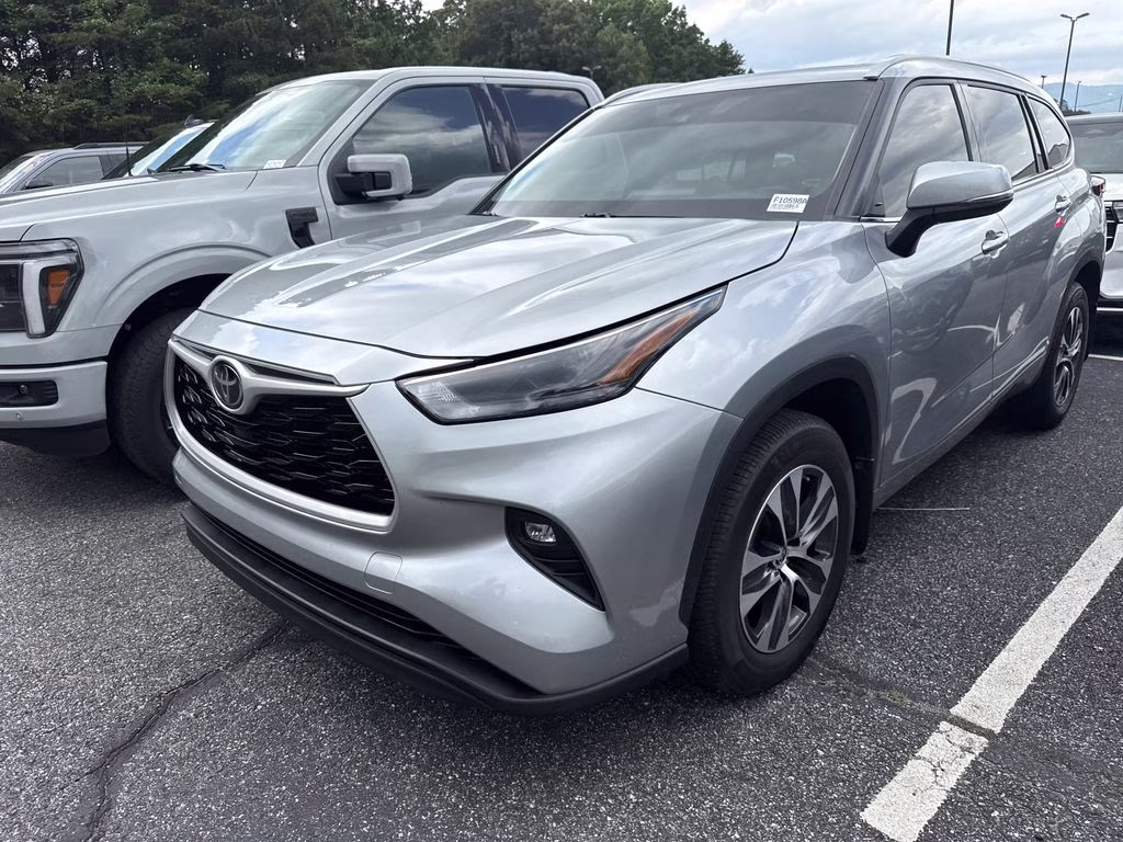 2022 Celestial Silver Metallic Toyota Highlander XLE AWD SUV
