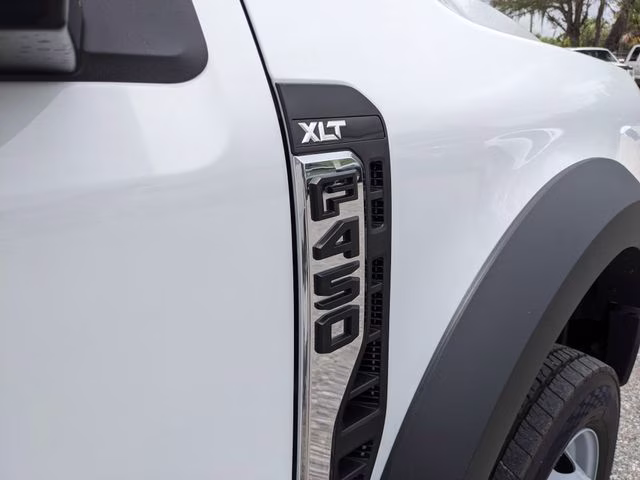 2026 Oxford White Ford Super Duty F-450 DRW XLT 4X4 Chassis