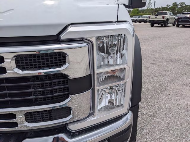 2026 Oxford White Ford Super Duty F-450 DRW XLT 4X4 Chassis