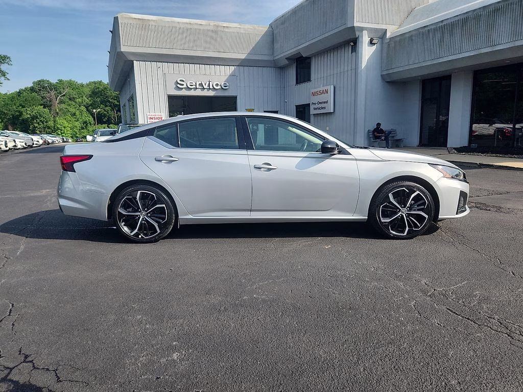2024 Brilliant Silver Metallic Nissan Altima 2.5 SR FWD Sedan