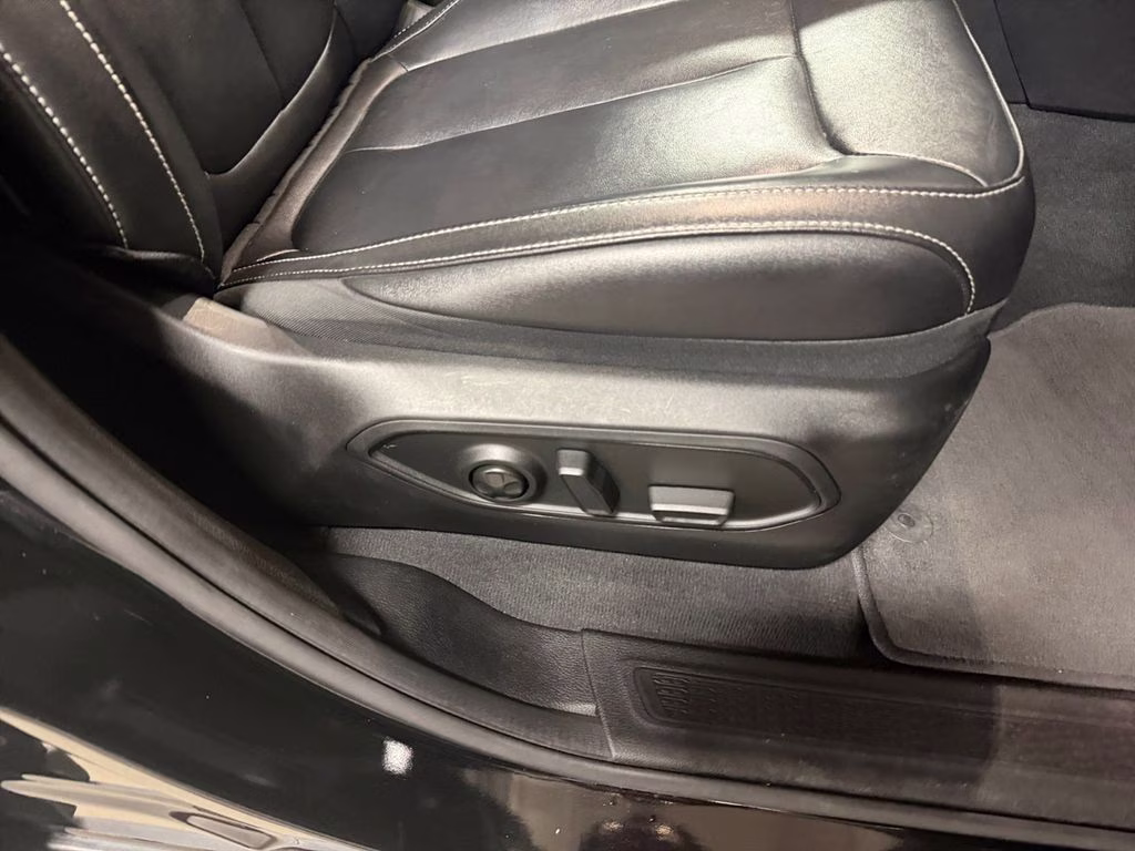 2023 Diamond Black Crystal Pearlcoat Jeep Grand Cherokee Limited w/Preferred Pkg 4X4 SUV