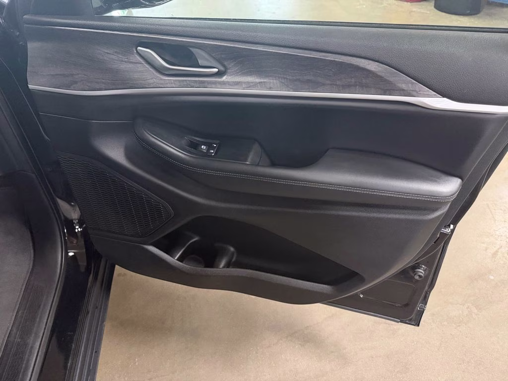 2023 Diamond Black Crystal Pearlcoat Jeep Grand Cherokee Limited w/Preferred Pkg 4X4 SUV