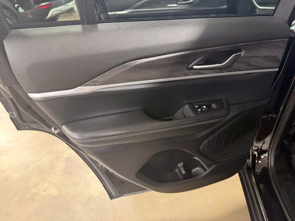 2023 Diamond Black Crystal Pearlcoat Jeep Grand Cherokee Limited w/Preferred Pkg 4X4 SUV