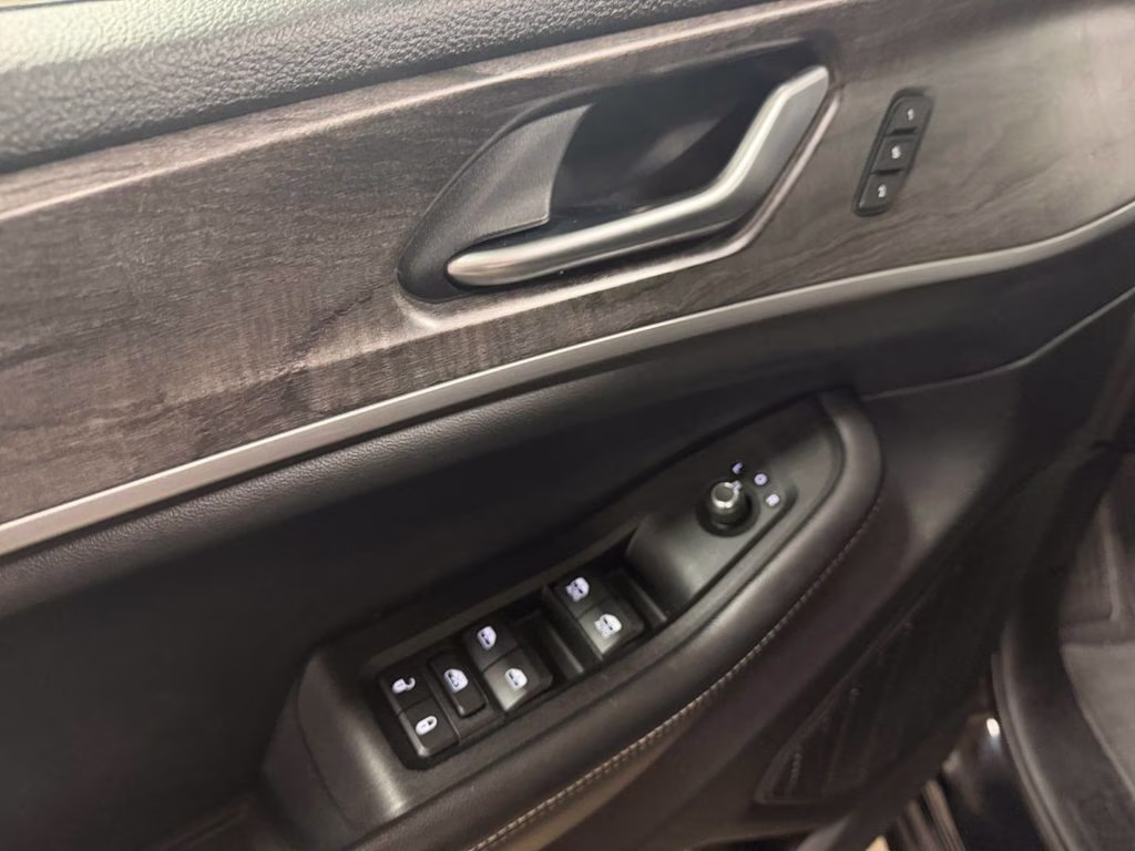 2023 Diamond Black Crystal Pearlcoat Jeep Grand Cherokee Limited w/Preferred Pkg 4X4 SUV