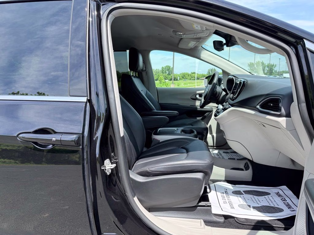 2024 Diamond Black Crystal Pearlcoat Chrysler Pacifica Touring L FWD Van