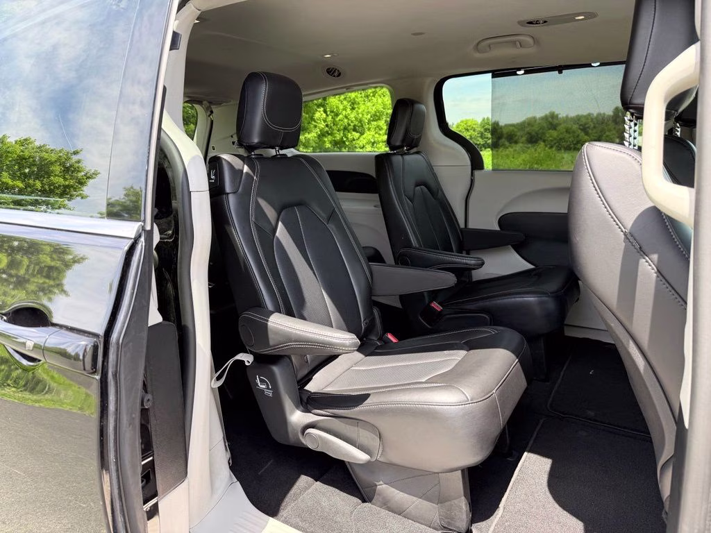 2024 Diamond Black Crystal Pearlcoat Chrysler Pacifica Touring L FWD Van