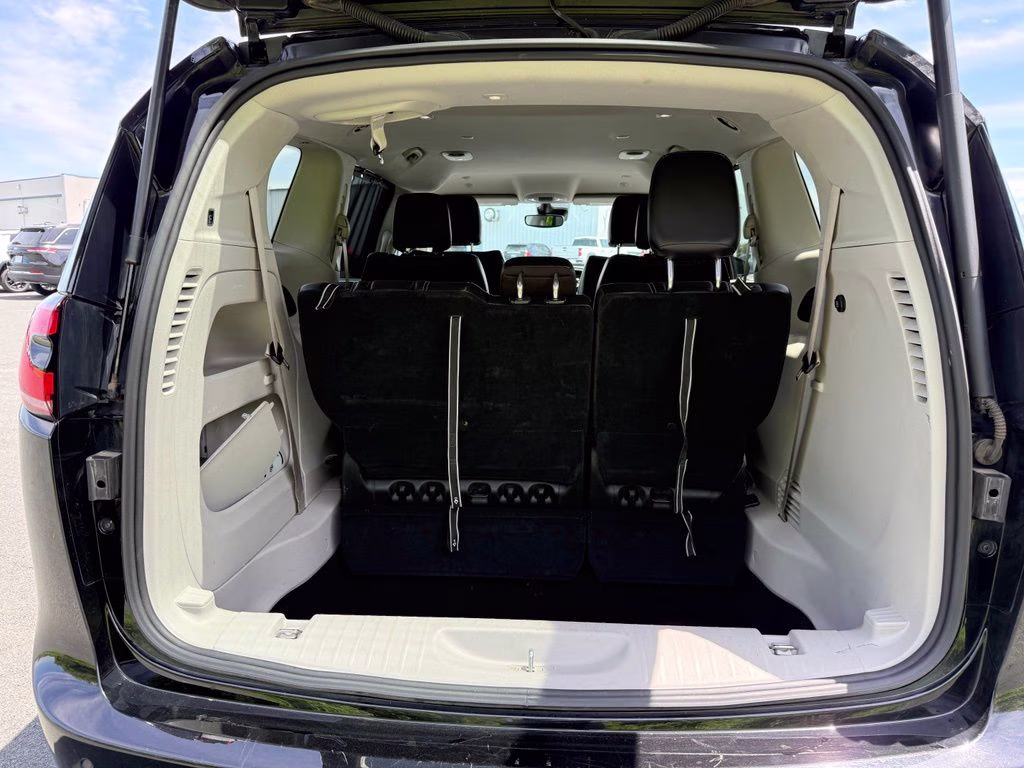 2024 Diamond Black Crystal Pearlcoat Chrysler Pacifica Touring L FWD Van