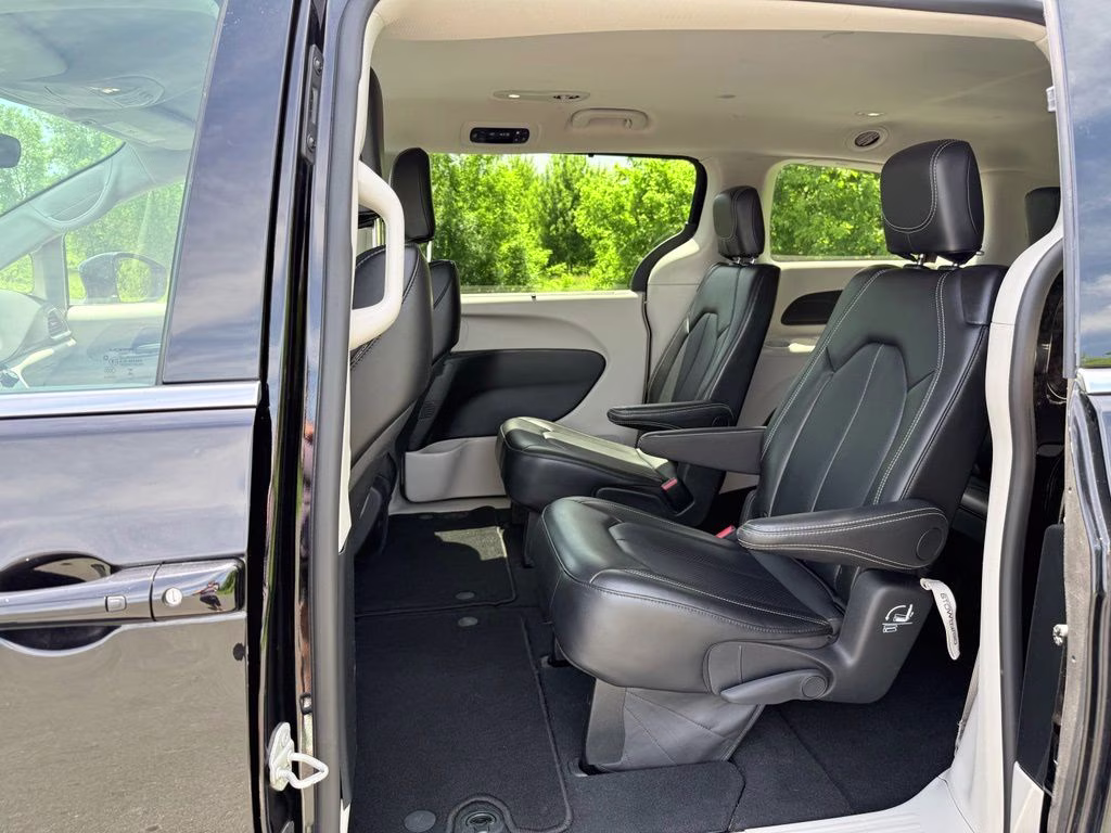 2024 Diamond Black Crystal Pearlcoat Chrysler Pacifica Touring L FWD Van
