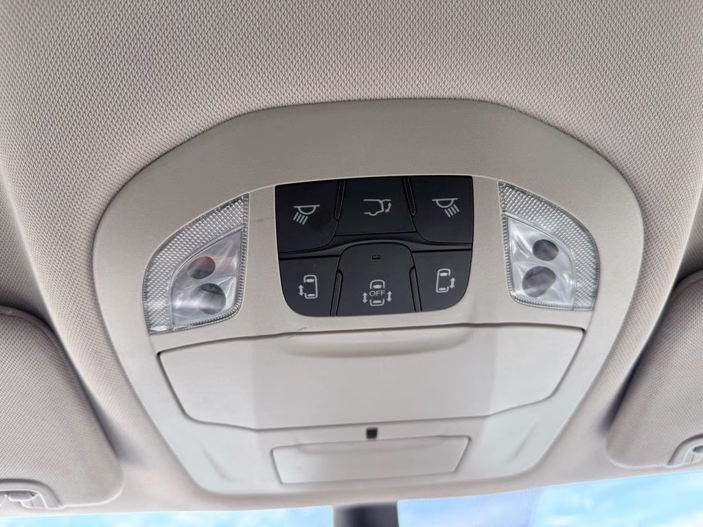 2024 Diamond Black Crystal Pearlcoat Chrysler Pacifica Touring L FWD Van