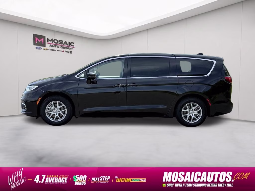 2024 Diamond Black Crystal Pearlcoat Chrysler Pacifica Touring L FWD Van