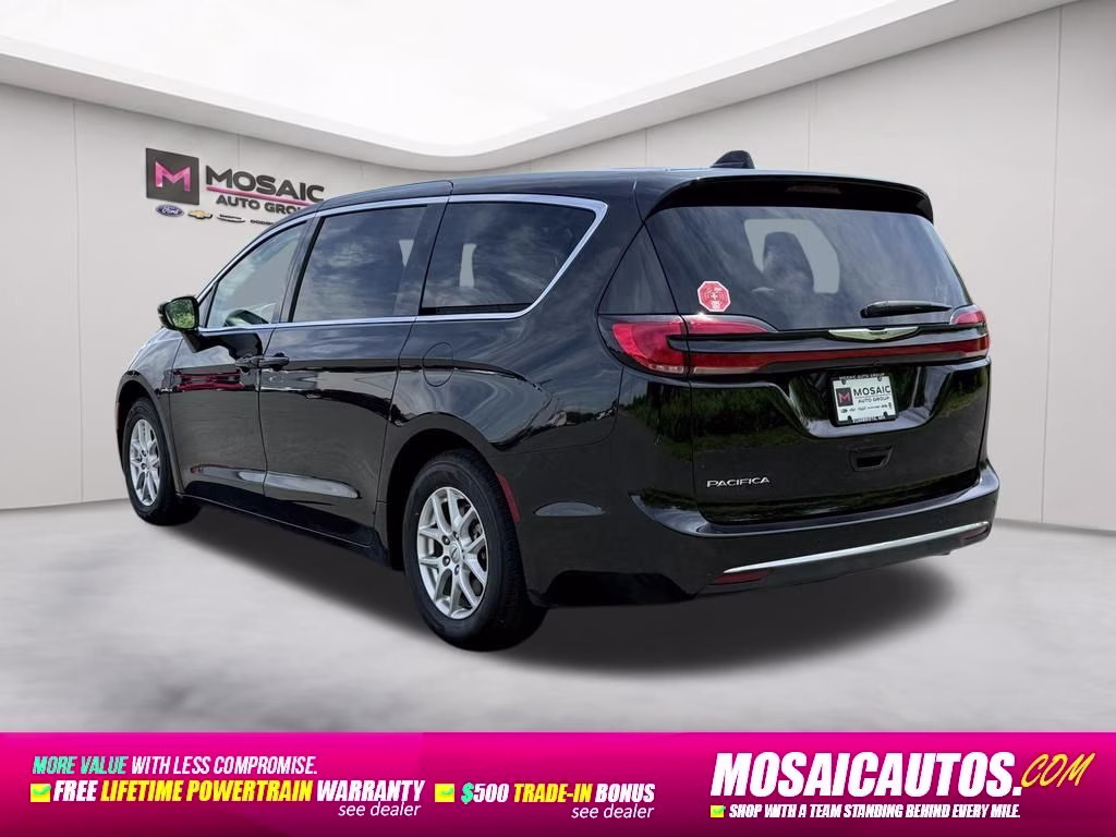 2024 Diamond Black Crystal Pearlcoat Chrysler Pacifica Touring L FWD Van