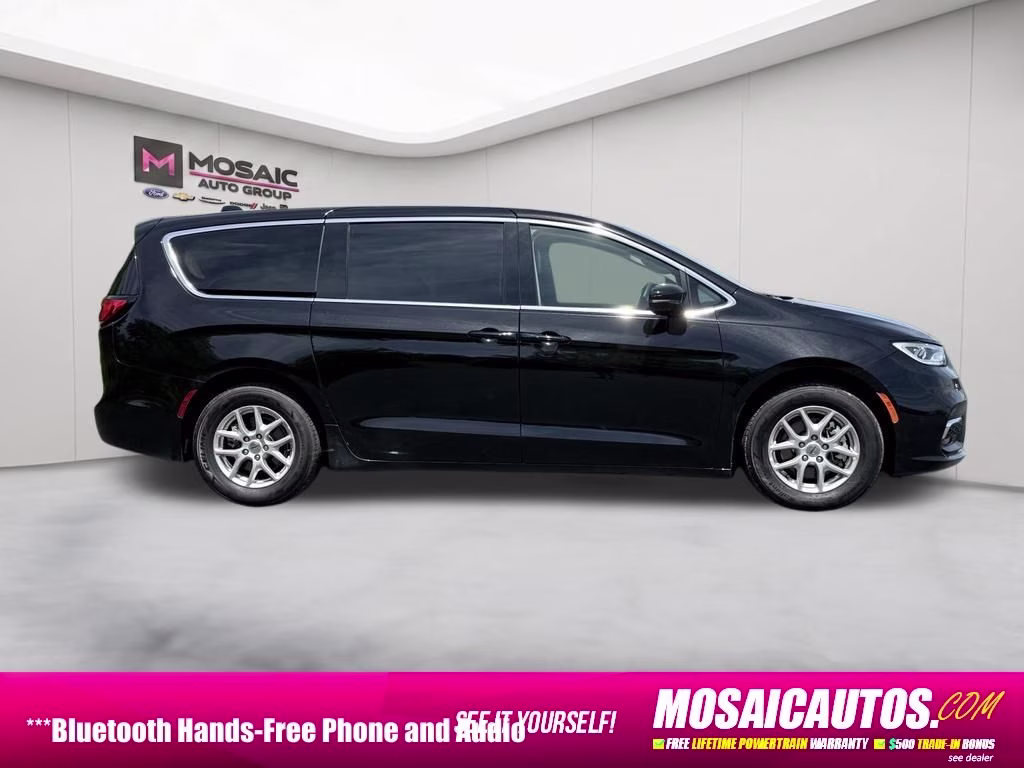 2024 Diamond Black Crystal Pearlcoat Chrysler Pacifica Touring L FWD Van