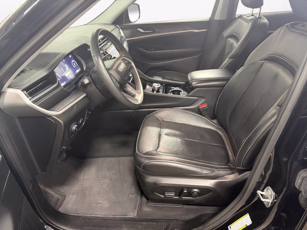 2023 Diamond Black Crystal Pearlcoat Jeep Grand Cherokee Limited w/Preferred Pkg 4X4 SUV