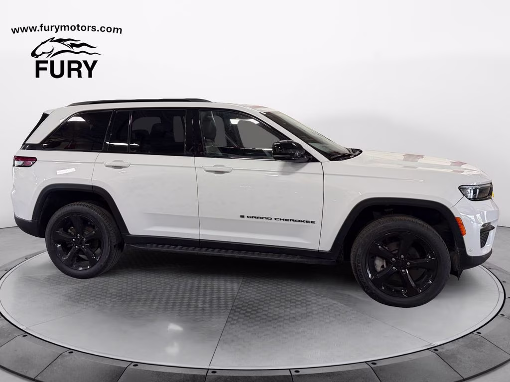 2024 Bright White Clearcoat Jeep Grand Cherokee Limited 4X4 SUV