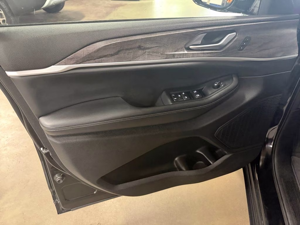 2023 Diamond Black Crystal Pearlcoat Jeep Grand Cherokee Limited w/Preferred Pkg 4X4 SUV