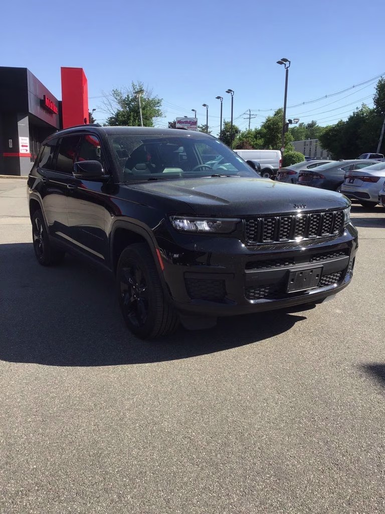 2023 Diamond Black Crystal Pearlcoat Jeep Grand Cherokee L Altitude 4X4 SUV