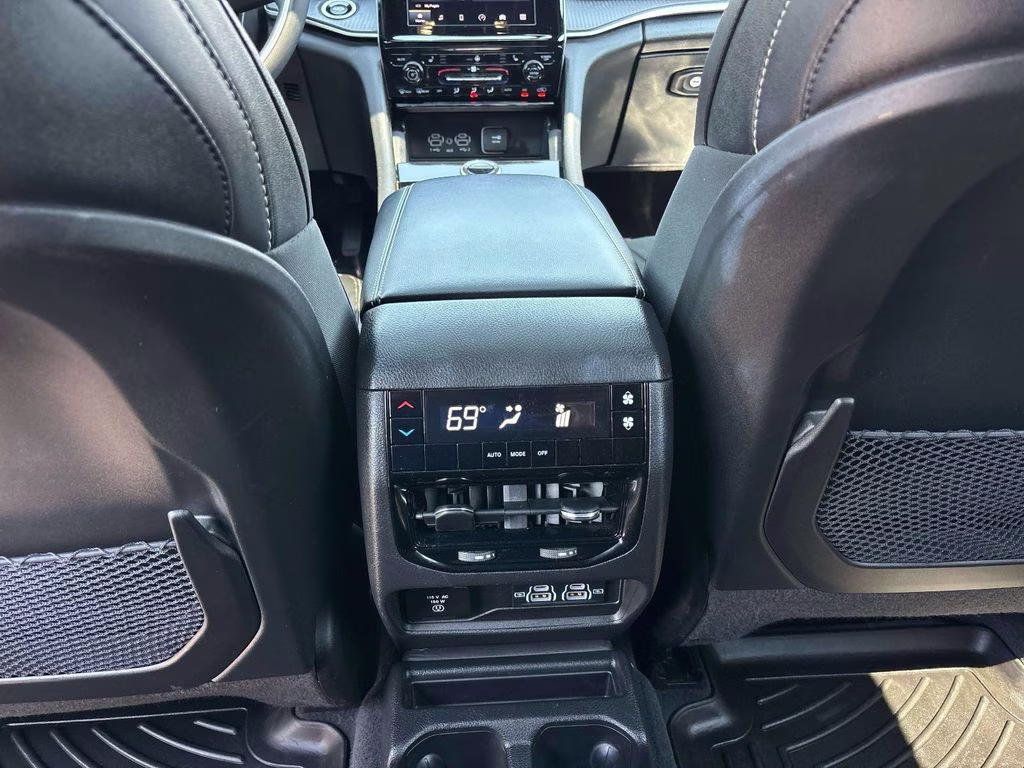 2023 Diamond Black Crystal Pearlcoat Jeep Grand Cherokee L Altitude 4X4 SUV