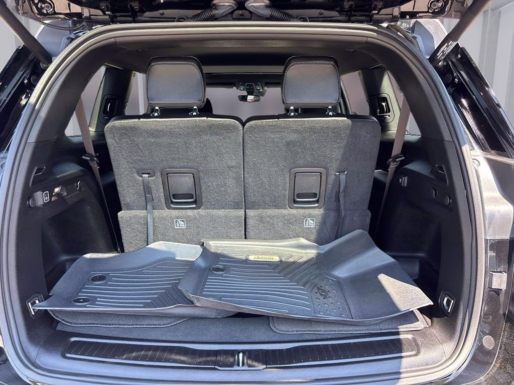 2023 Diamond Black Crystal Pearlcoat Jeep Grand Cherokee L Altitude 4X4 SUV