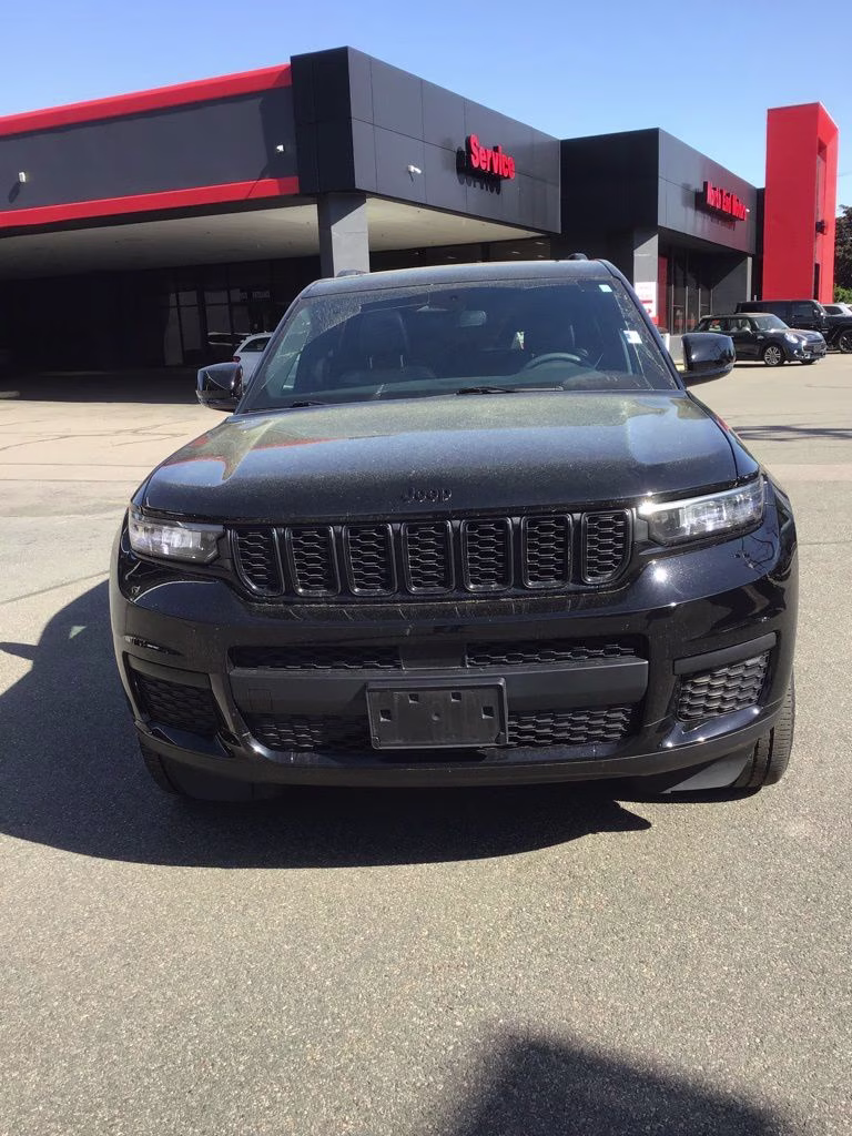 2023 Diamond Black Crystal Pearlcoat Jeep Grand Cherokee L Altitude 4X4 SUV