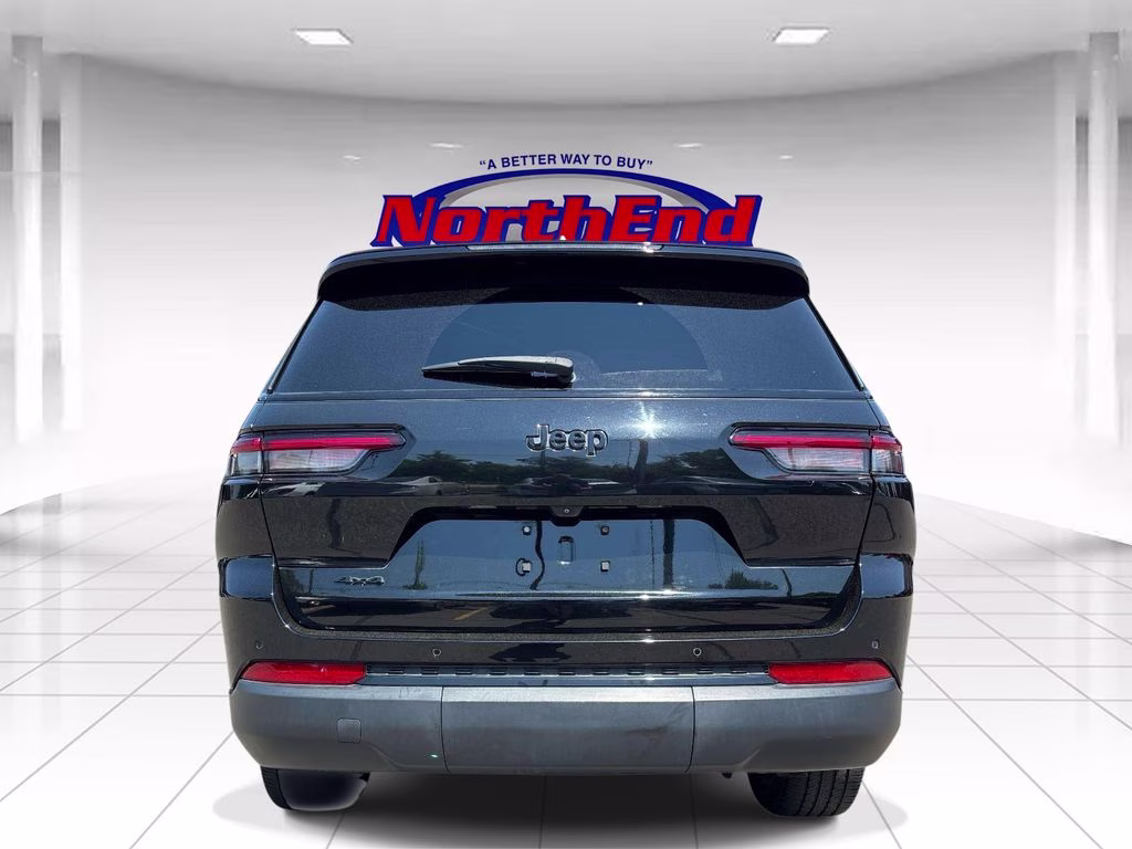 2023 Diamond Black Crystal Pearlcoat Jeep Grand Cherokee L Altitude 4X4 SUV