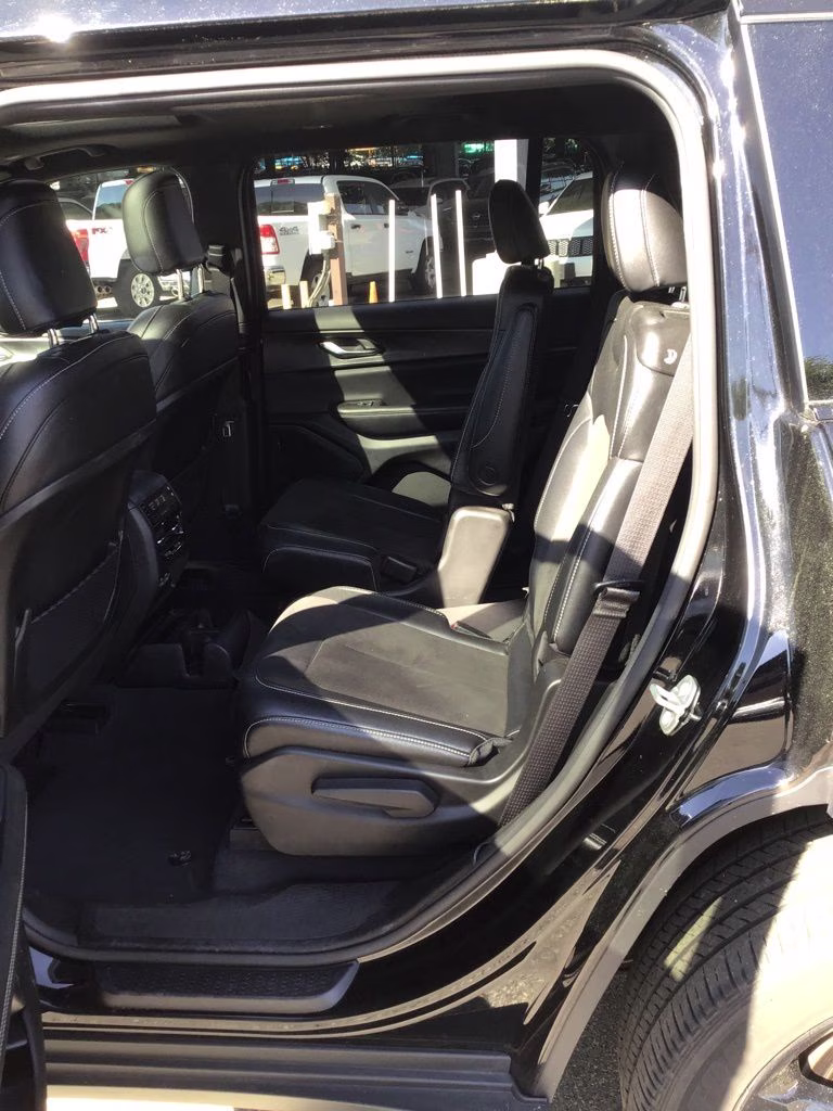 2023 Diamond Black Crystal Pearlcoat Jeep Grand Cherokee L Altitude 4X4 SUV