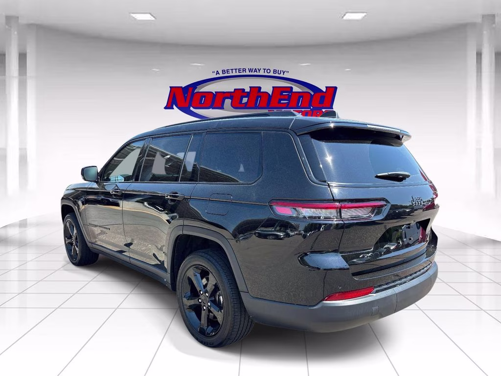 2023 Diamond Black Crystal Pearlcoat Jeep Grand Cherokee L Altitude 4X4 SUV
