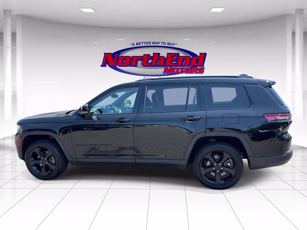 2023 Diamond Black Crystal Pearlcoat Jeep Grand Cherokee L Altitude 4X4 SUV