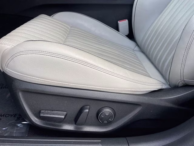 2023 Uyuni White Genesis G70 2.0T RWD Sedan