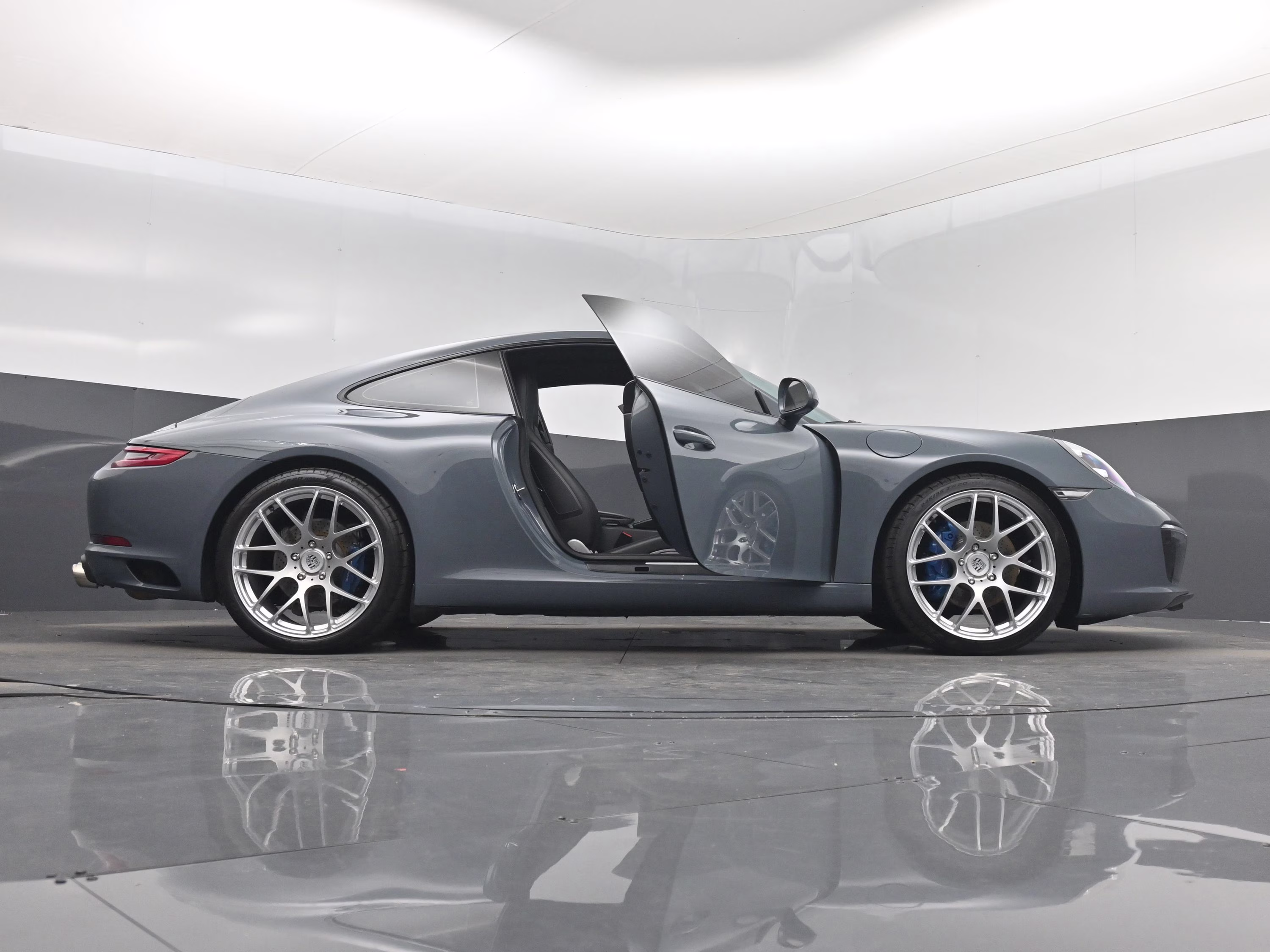 2018 Gray Porsche 911 Carrera RWD Coupe