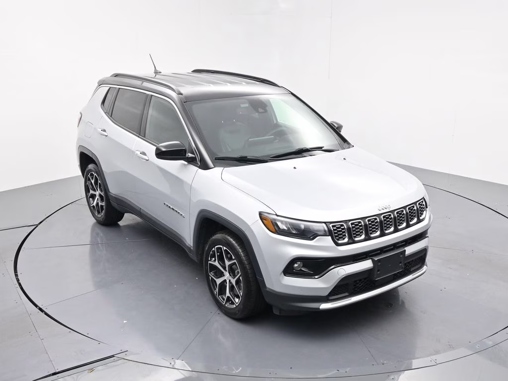 2024 Silver Zynith Metallic Clearcoat Jeep Compass Limited 4X4 SUV