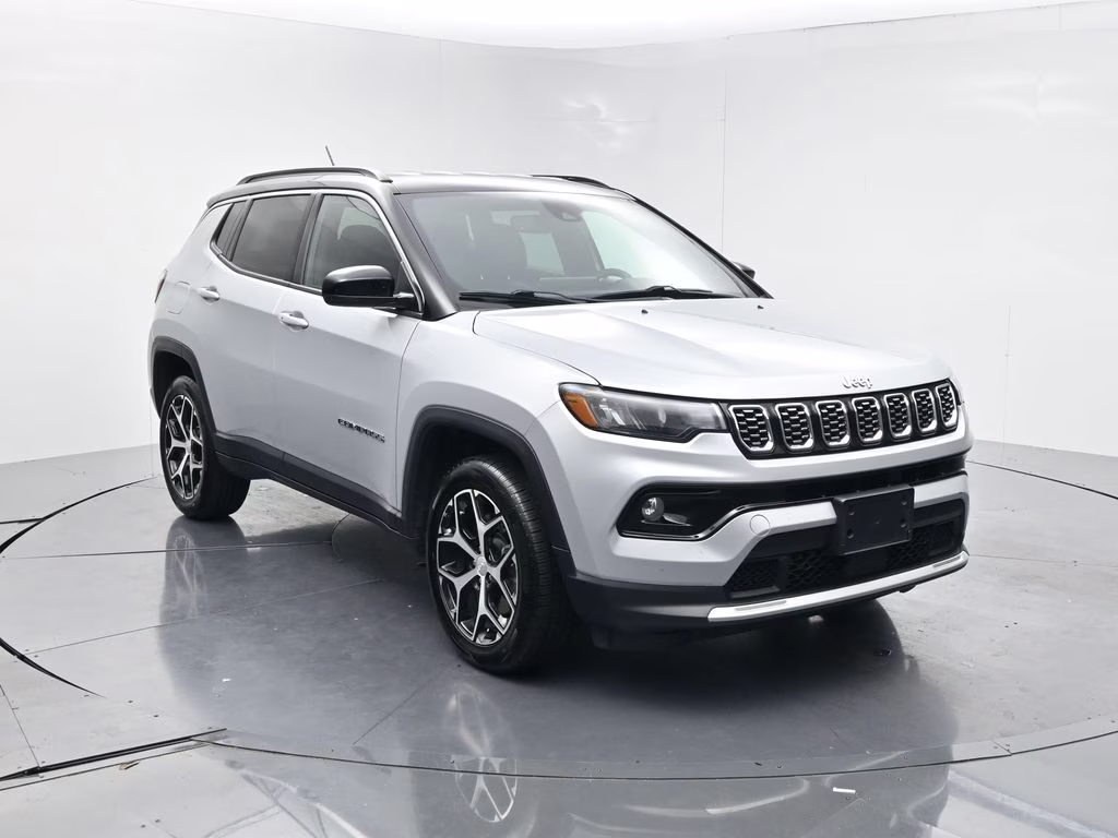 2024 Silver Zynith Metallic Clearcoat Jeep Compass Limited 4X4 SUV