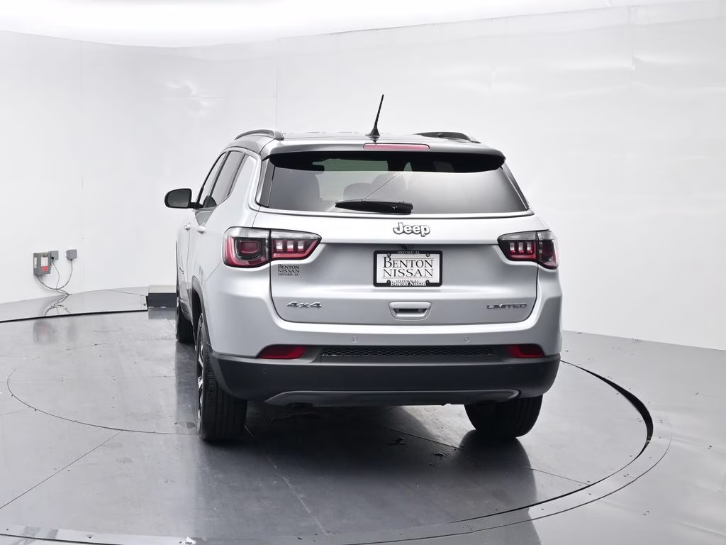2024 Silver Zynith Metallic Clearcoat Jeep Compass Limited 4X4 SUV