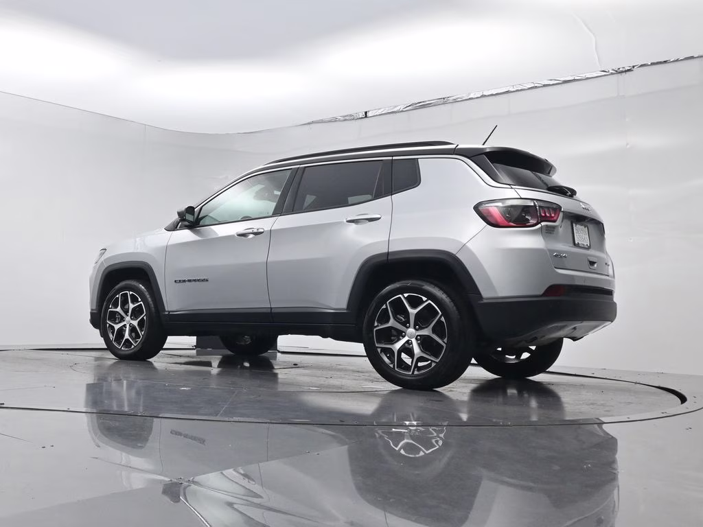 2024 Silver Zynith Metallic Clearcoat Jeep Compass Limited 4X4 SUV
