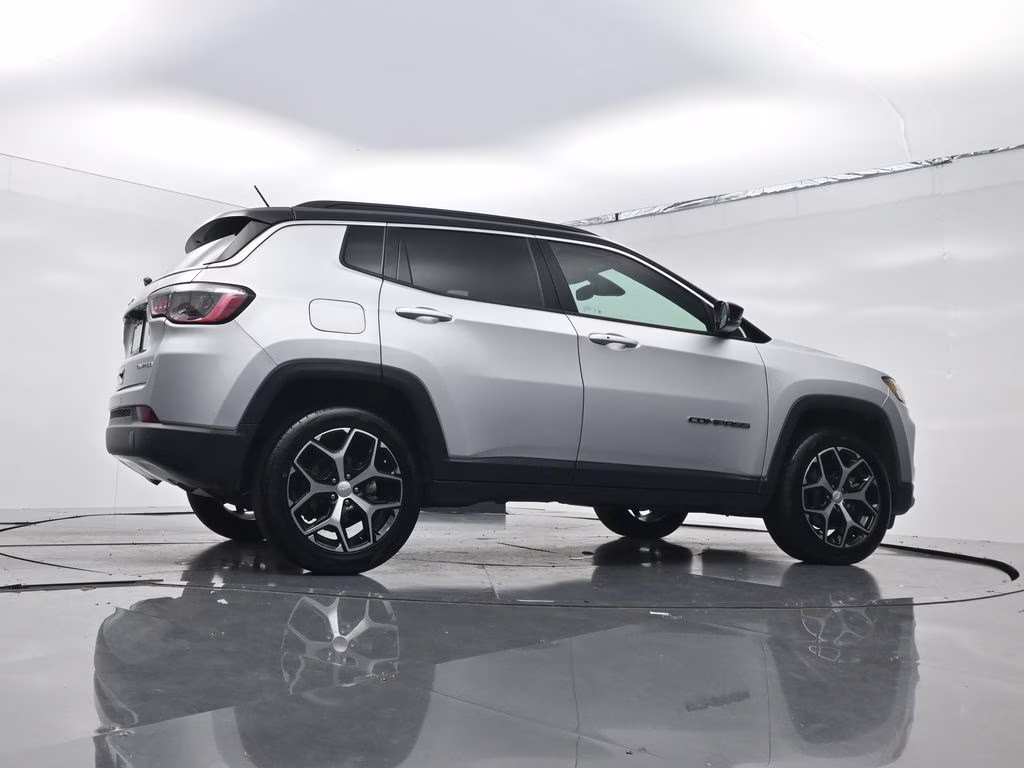 2024 Silver Zynith Metallic Clearcoat Jeep Compass Limited 4X4 SUV