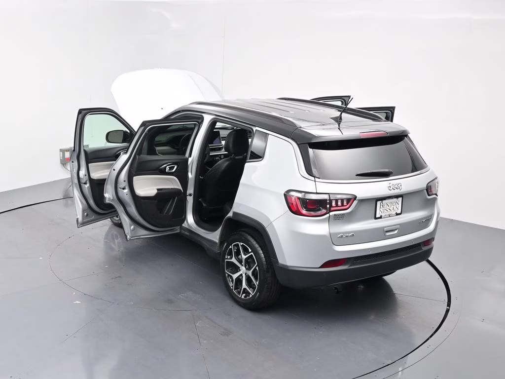 2024 Silver Zynith Metallic Clearcoat Jeep Compass Limited 4X4 SUV