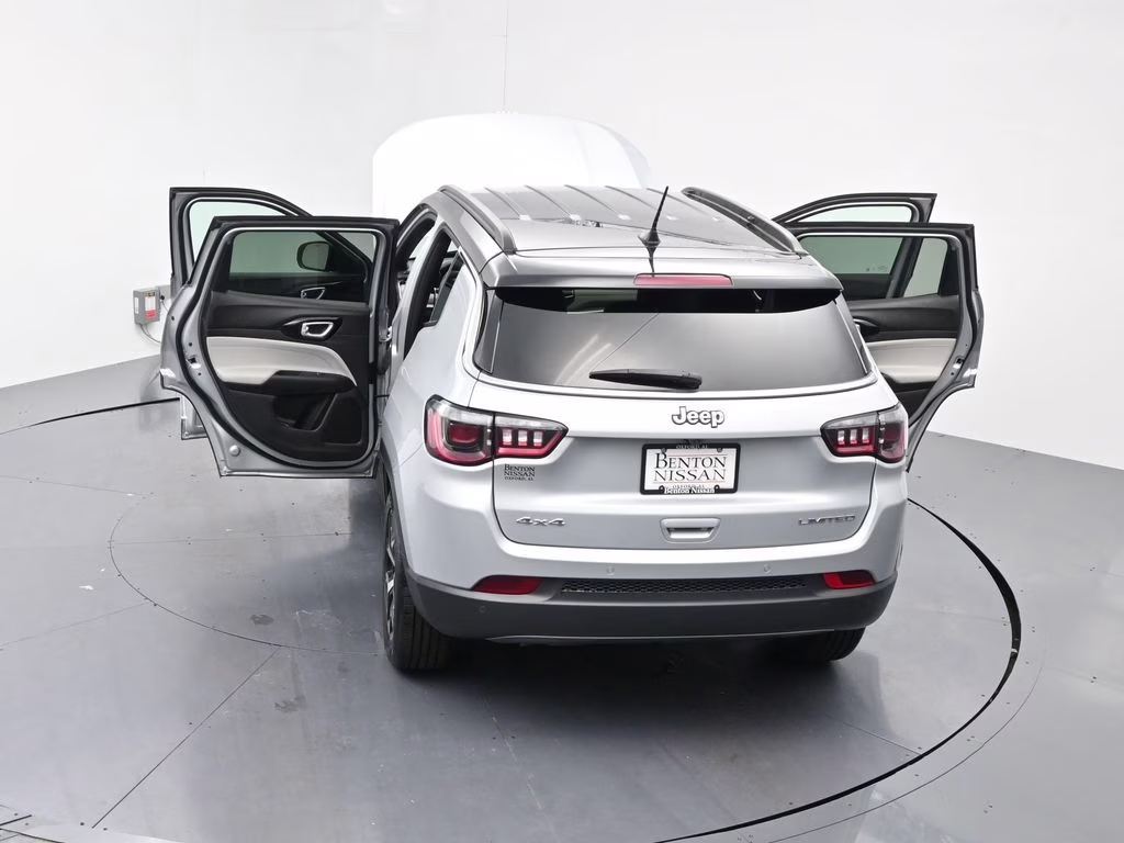 2024 Silver Zynith Metallic Clearcoat Jeep Compass Limited 4X4 SUV