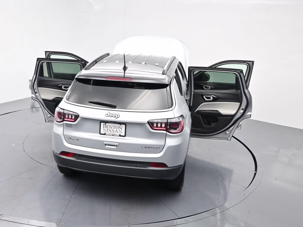 2024 Silver Zynith Metallic Clearcoat Jeep Compass Limited 4X4 SUV
