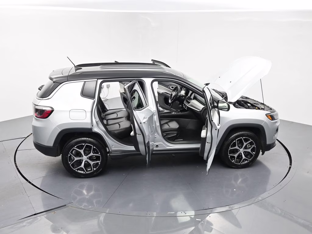 2024 Silver Zynith Metallic Clearcoat Jeep Compass Limited 4X4 SUV
