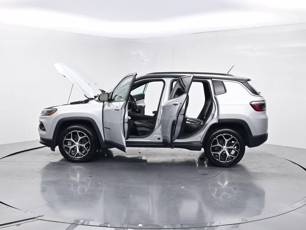 2024 Silver Zynith Metallic Clearcoat Jeep Compass Limited 4X4 SUV