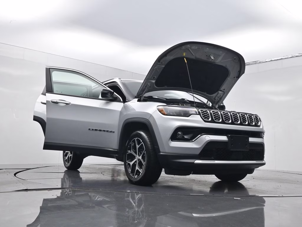 2024 Silver Zynith Metallic Clearcoat Jeep Compass Limited 4X4 SUV