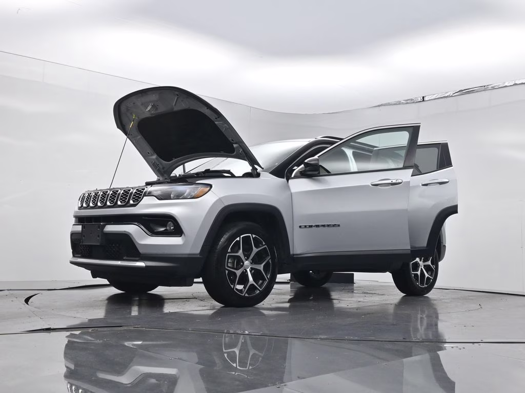 2024 Silver Zynith Metallic Clearcoat Jeep Compass Limited 4X4 SUV