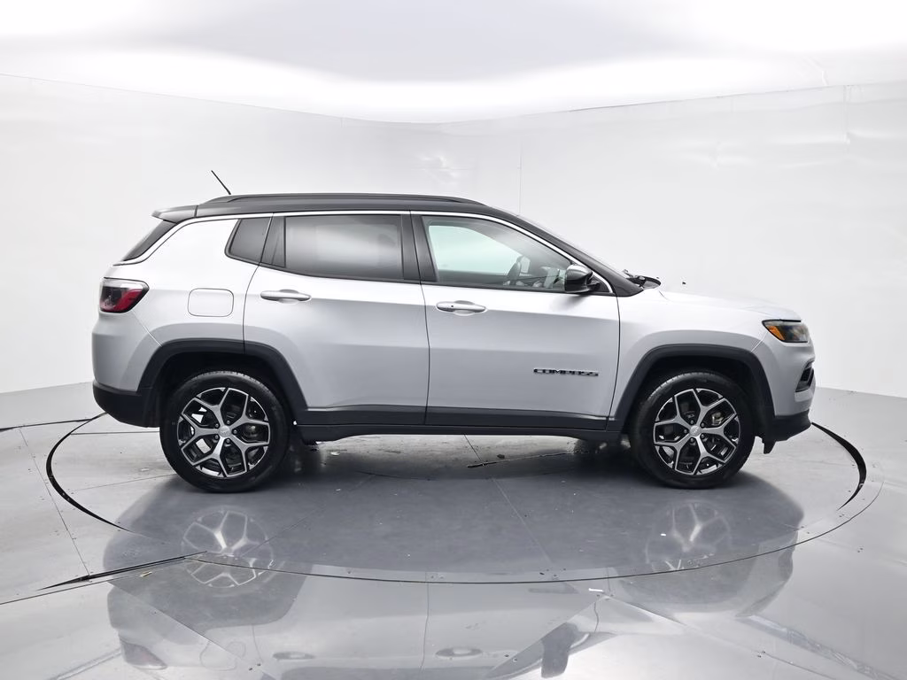 2024 Silver Zynith Metallic Clearcoat Jeep Compass Limited 4X4 SUV