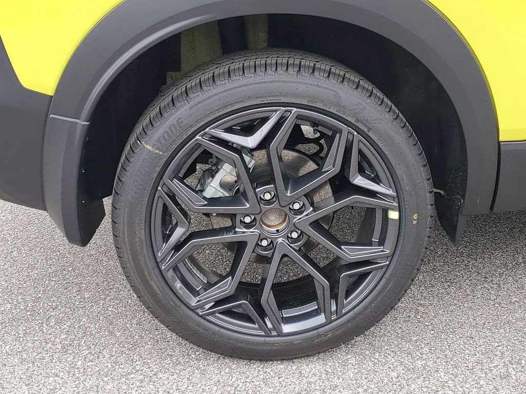 2026 Yuzu Yellow/Super Black Nissan Kicks SR FWD SUV