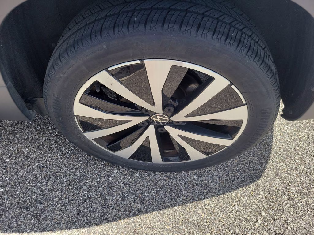 2024 Silver Volkswagen Taos 1.5T SE FWD SUV