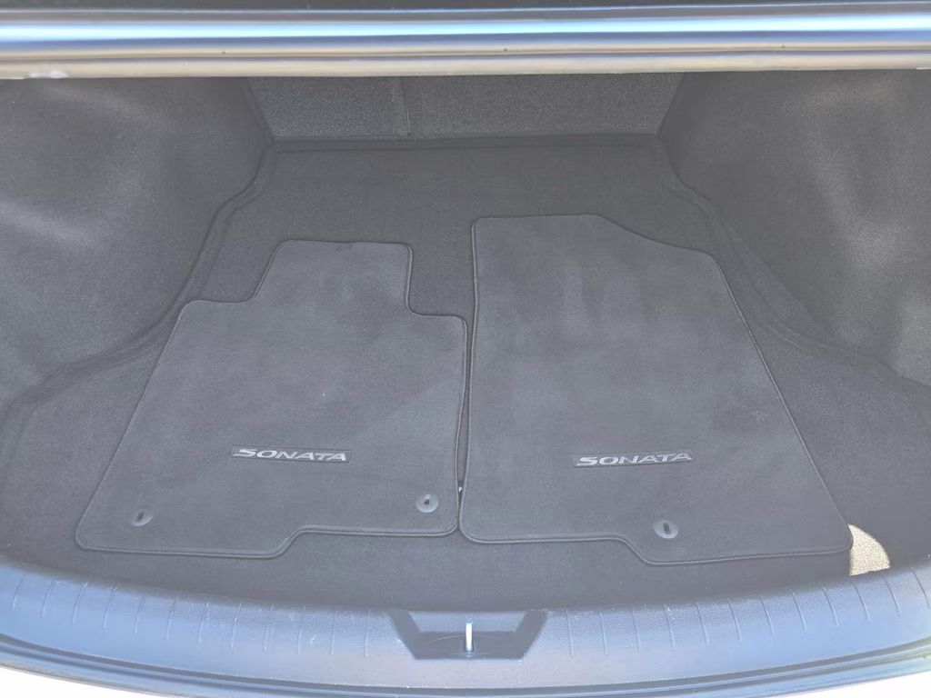 2018 Symphony Silver Hyundai Sonata SEL FWD Sedan