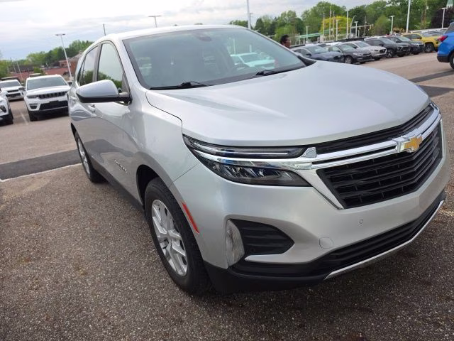 2022 Silver Ice Metallic Chevrolet Equinox LT AWD SUV