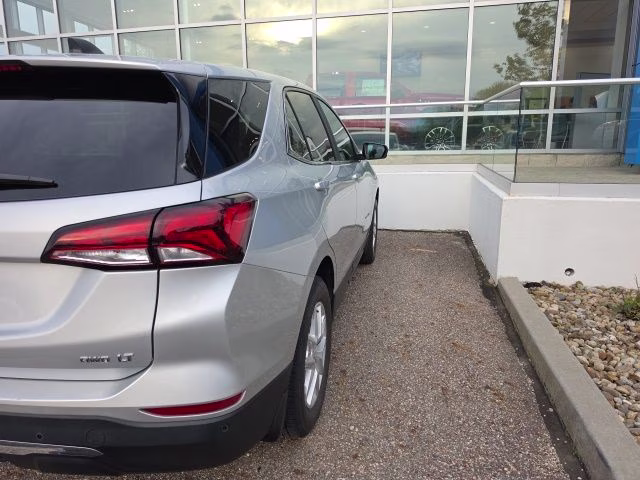 2022 Silver Ice Metallic Chevrolet Equinox LT AWD SUV